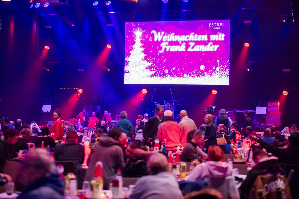 Auch in diesem Jahr feiert Entertainer Frank Zander (82) wieder ein besonderes Weihnachtsfest mit obdachlosen Menschen.