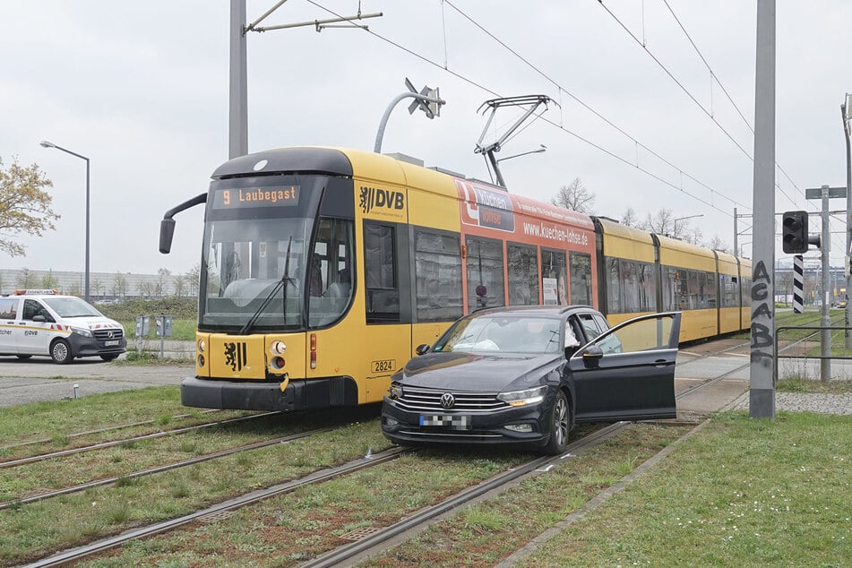 Das Auto wurde von der Straßenbahn der Linie 9 ins Gleisbett geschoben.