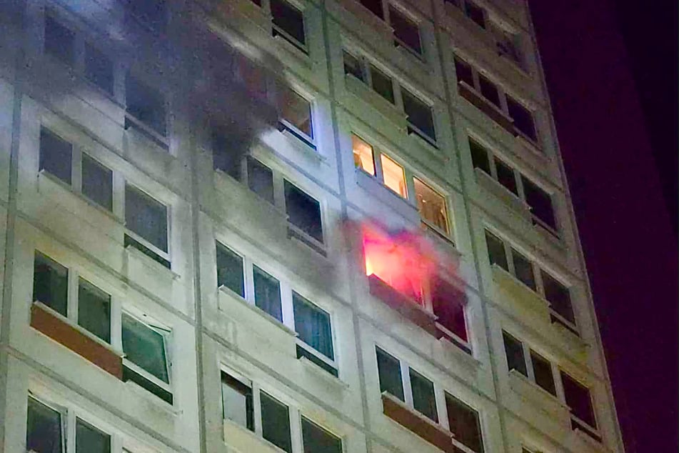 Flammen und Rauch waren in der Nacht zu sehen.