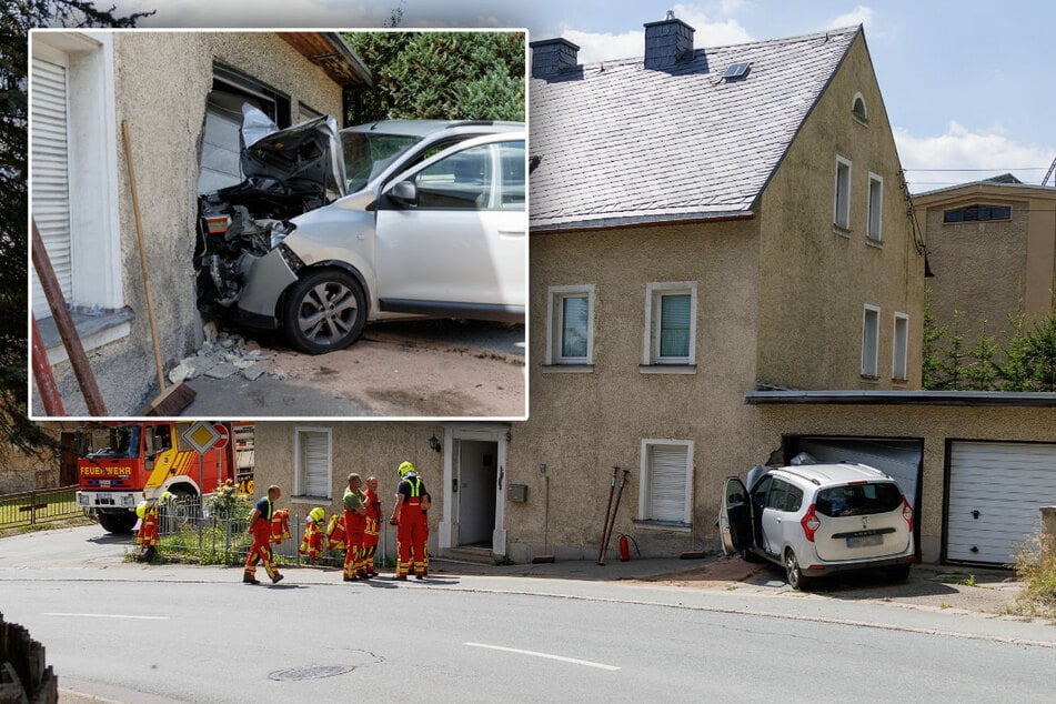 Unfall im Erzgebirge: Dacia kracht mit voller Wucht in Garage