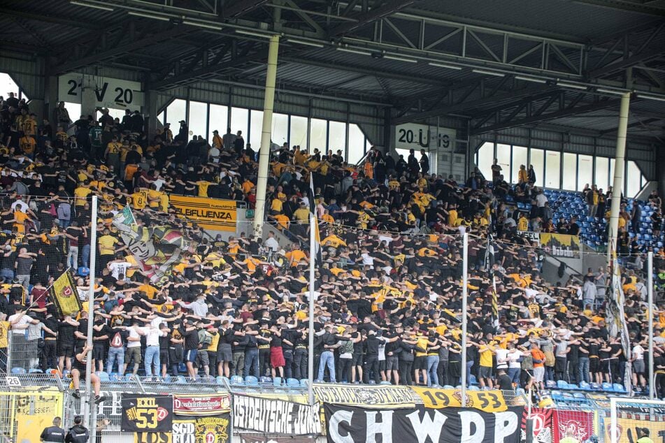 Der Dynamo-Fanblock in Mannheim beim Auswärtsspiel am 29. Oktober 2022.