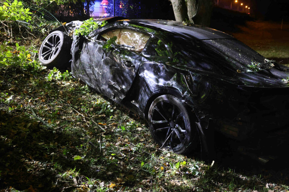Chrysler kracht durch Zaun und landet in Böschung: Zwei Menschen verletzt