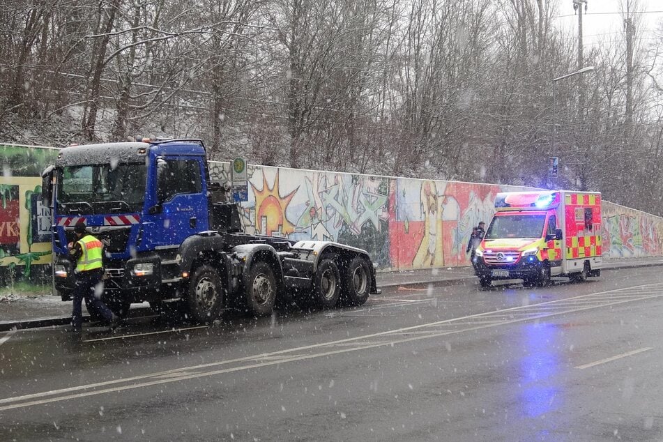 Der Lkw-Fahrer wurde leicht verletzt.