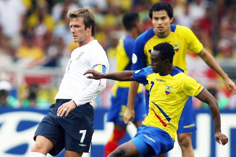 Christian Lara (r.) im Duell mit Englands David Beckham im WM-Achtelfinale 2006. (Archivfoto)