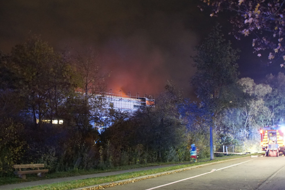 Die Baustelle der Sporthalle steht in Flammen.