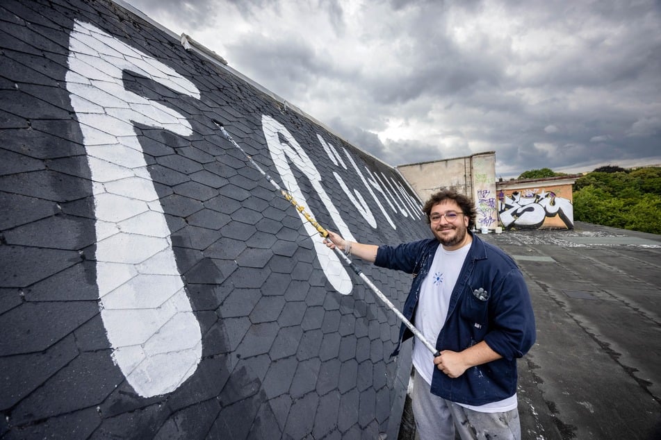 Künstler Sebastian Becker (32) alias "Tschief" hat das 60 Meter lange Kunstwerk auf dem Dach gemalt.