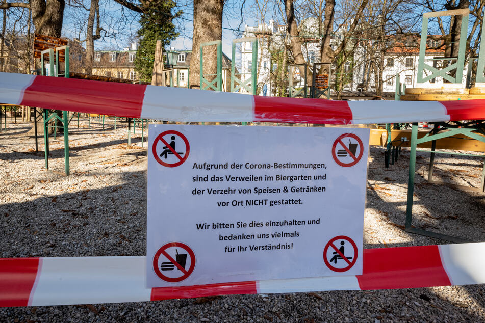 Bayern, München: Ein Schild mit der Aufschrift "Aufgrund der Corona-Bestimmungen, sind das Verweilen im Biergarten und der Verzehr von Speisen und Getränken vor Ort nicht gestattet.
