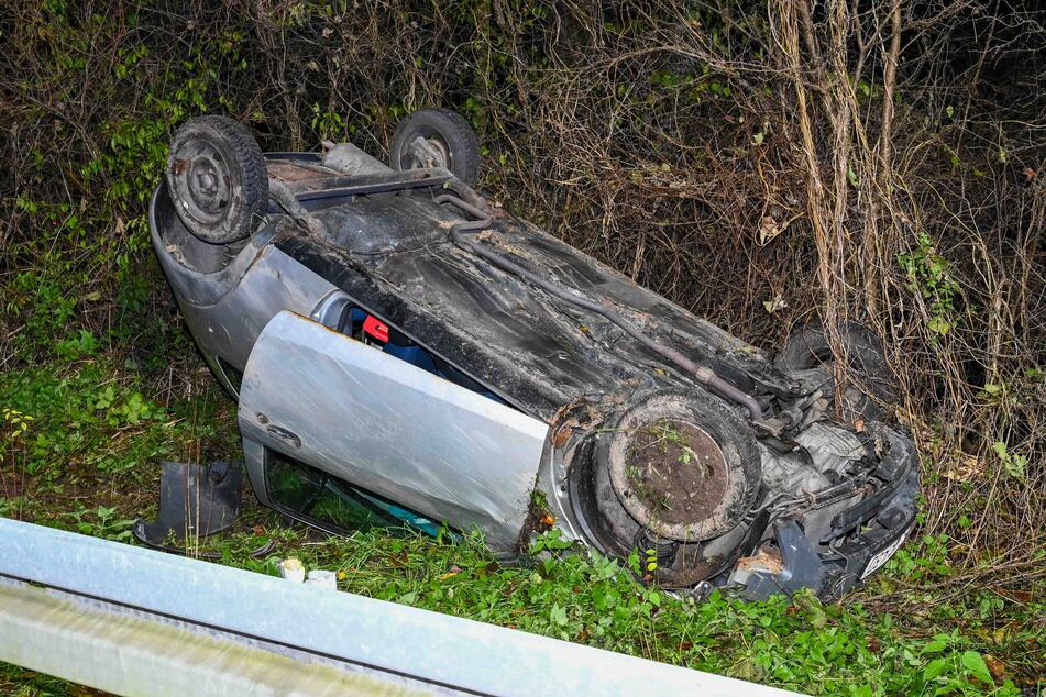 Der Fahrer (42) konnte sich schwer verletzt aus seinem Auto retten.