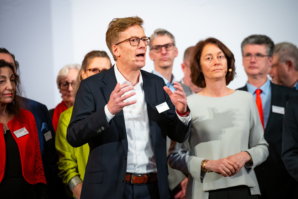 Dirk Kienscherf (58, SPD, Mitte l.), Fraktionsvorsitzender der SPD in der Hamburgischen Bürgerschaft, spricht zu Beginn der Veranstaltung neben Katarina Barley.