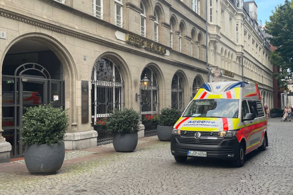 Der Taxifahrer war die Mühlengasse in der Kölner Altstadt laut Zeugen in hohem Tempo entlang gebrettert.