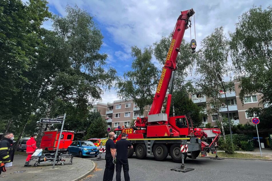 Hamburg: Feuerwehr muss 240 Kilo schwere Person aus Wohnung bergen, doch dann stirbt sie
