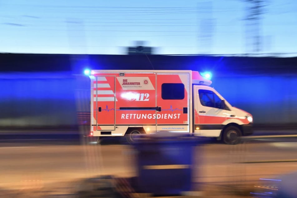 Als die Autofahrerin für einen Rettungswagen anhielt, kam es zu einem Unfall. (Symbolfoto)