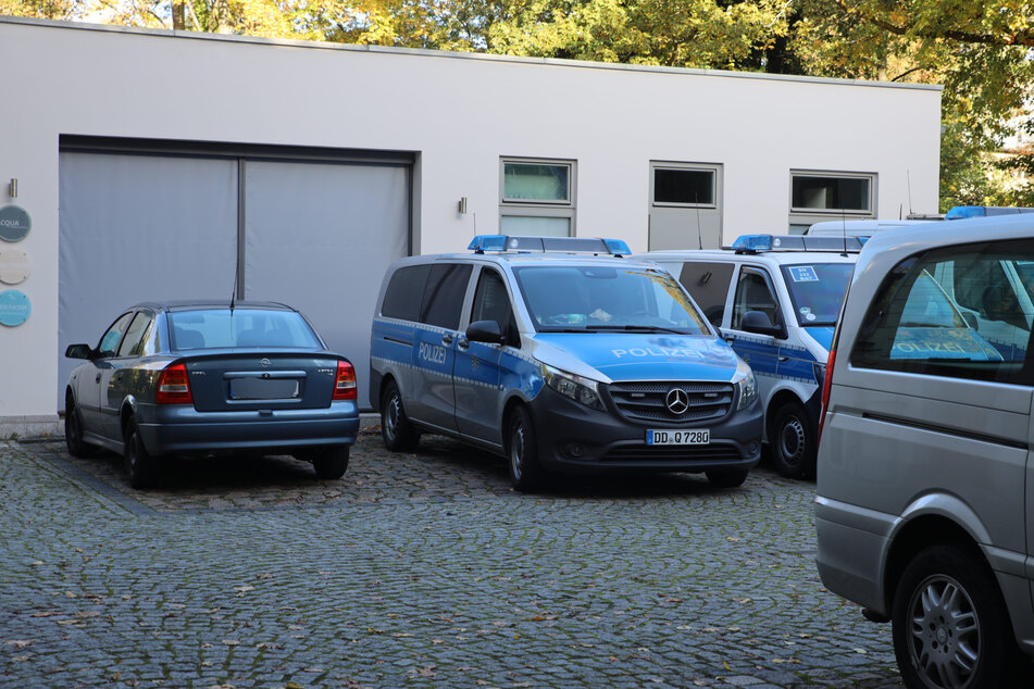 Polizeiautos stehen vor der HNO-Klinik. Kistenweise wurden mögliche Beweismittel sichergestellt.