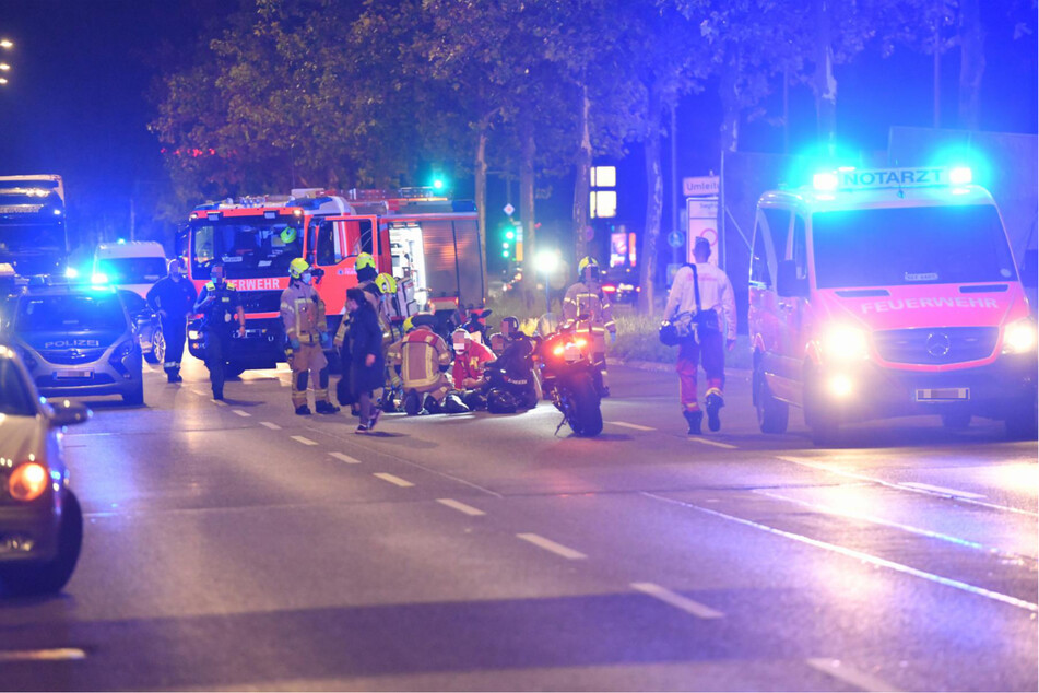 Notärzte versorgten eine 17-Jährige, die von einem Motorrad gestürzt war.