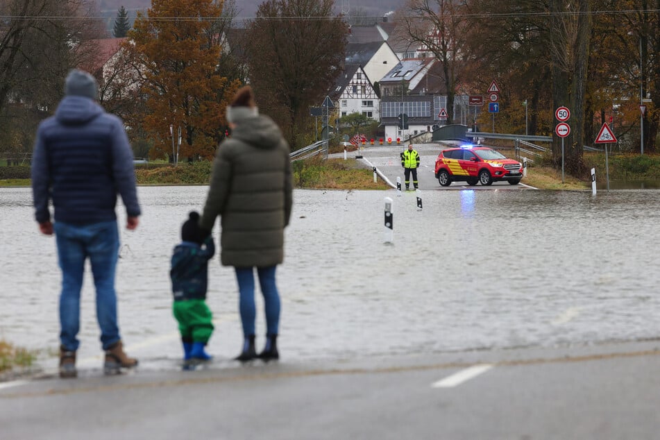 Kritisches Hochwasser im Südwesten: Schifffahrt in mehreren Städten eingestellt!