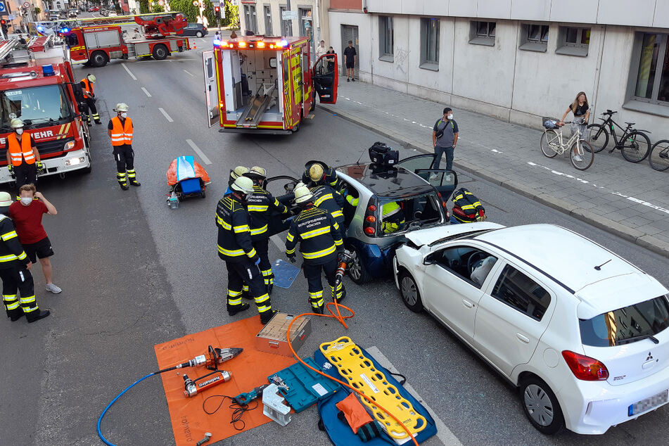 Unfall in München: Feuerwehr befreit Schwerverletzten aus Wrack