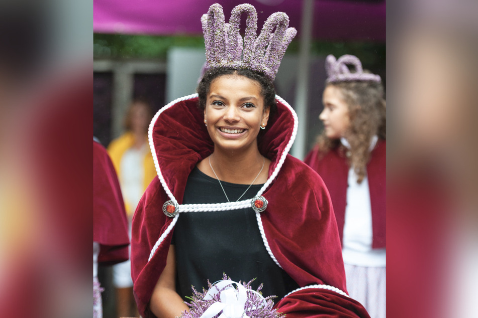 Leonie Laryea (21) lächelt nach ihrer Wahl zur neuen Heidekönigin. (Archivbild)