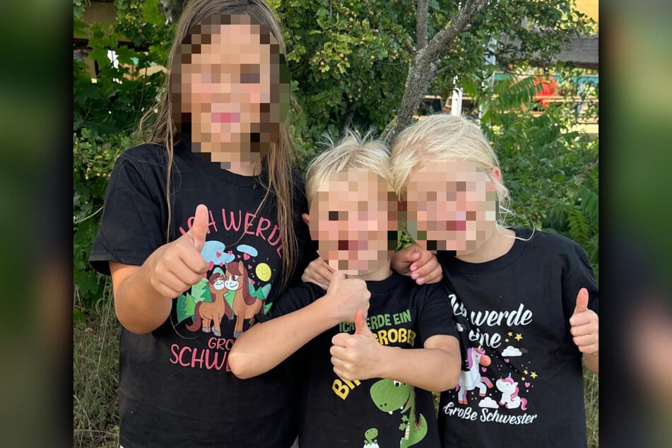 Daumen hoch fürs ungeborene Schwesterchen: Kim (9, l.), Matty (4, M.) und Mia (6) freuen sich mit druckfrischen Shirts aufs Baby.