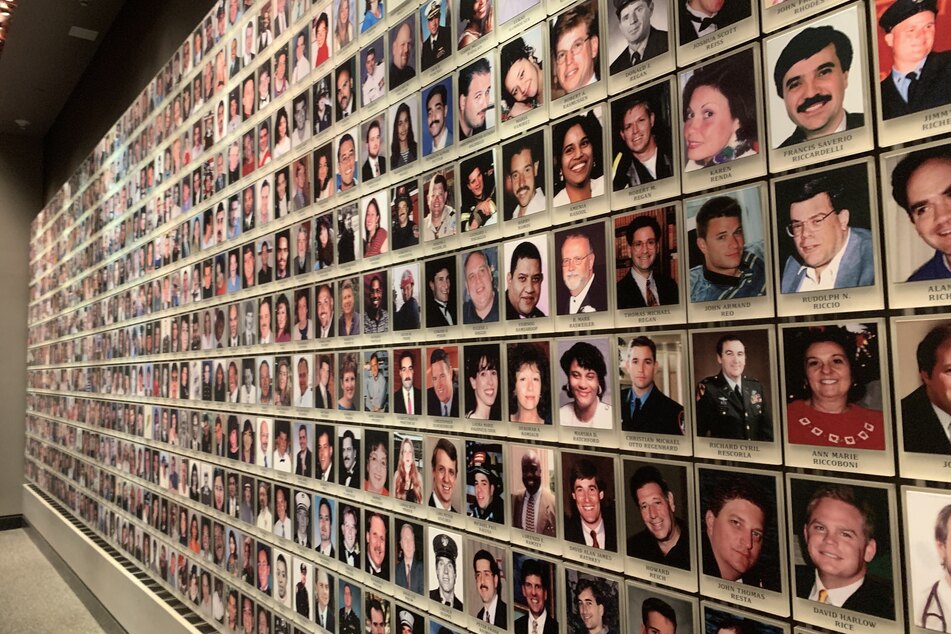 Fotos von Opfern der Anschläge des 11. September 2001 sind im Gedenkraum des 9/11-Museums in New York zu sehen.