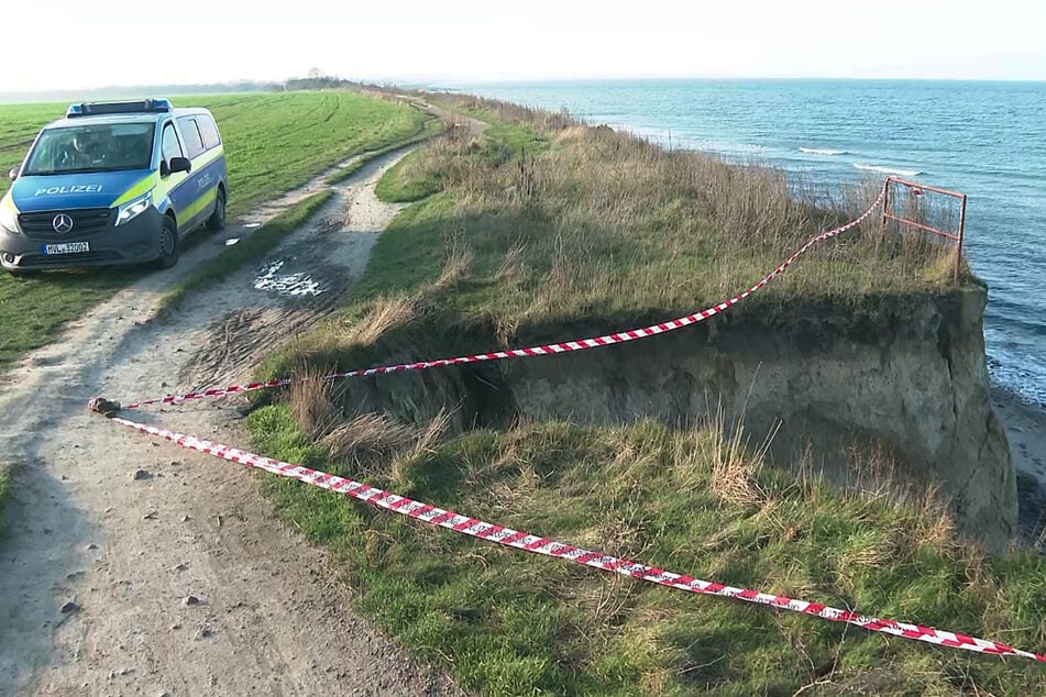 Radfahrerin stürzt Steilküste herab: Rettungshubschrauber im Einsatz