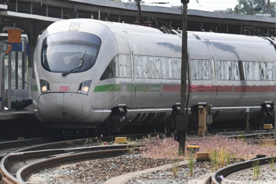 Ein ICE-Zug steht im Bahnhof. (Archivbild)