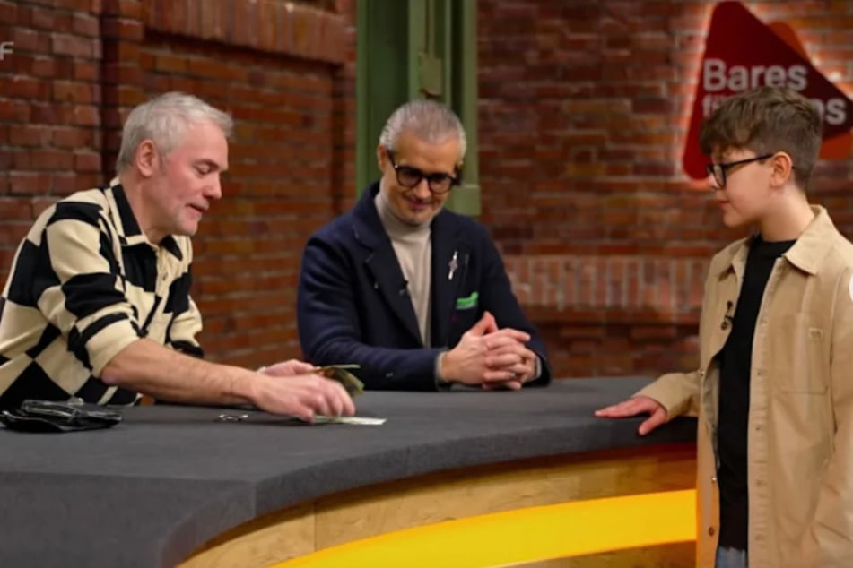 Für 1200 Euro sichert sich Händler Christian Vechtel (50) den Zuschlag. Siebtklässler Piet ist zufrieden.