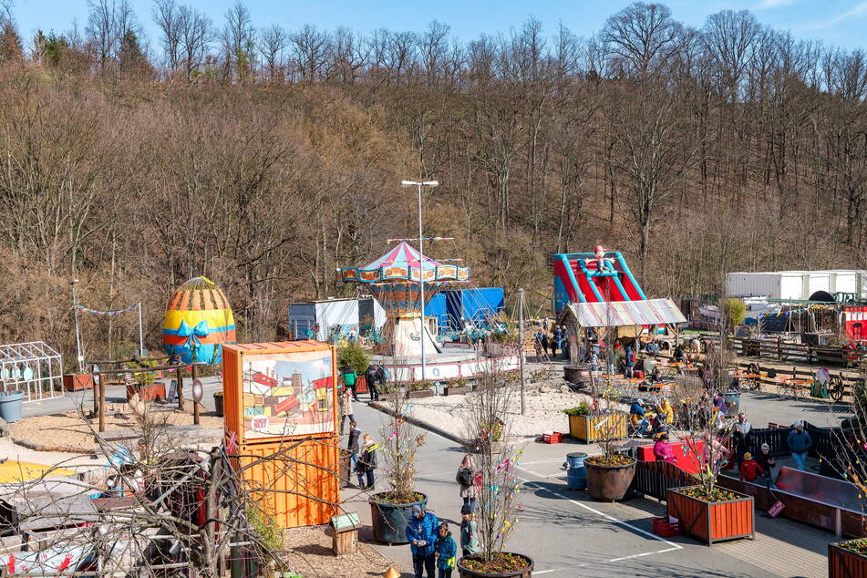 Das größte Osterei Sachsens kann in Oskarshausen bestaunt werden.