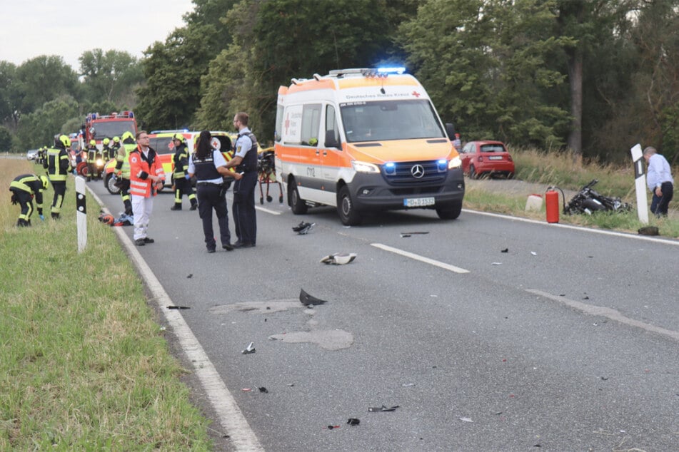 Die Straße gleicht einem Trümmerfeld, das Motorrad des Unfallverursachers landete im Straßengraben.