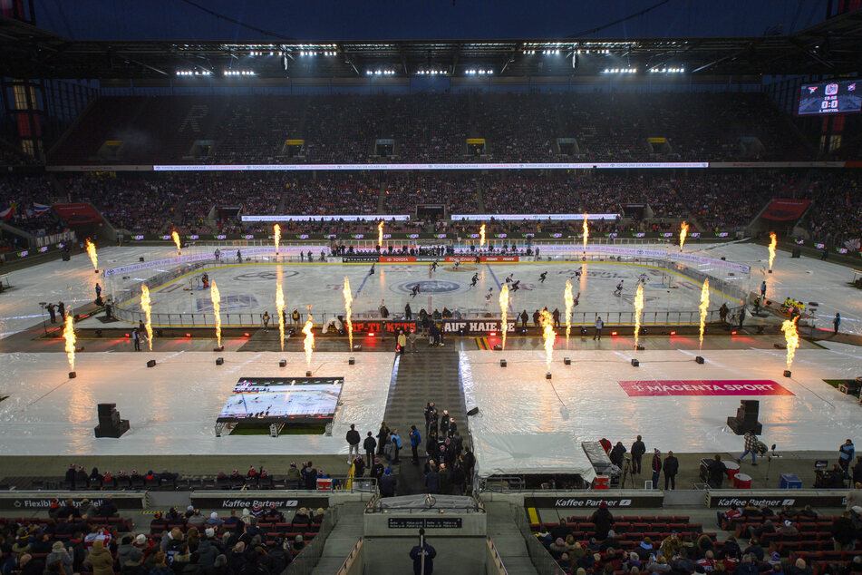 Das Spiel fand vor 40.163 Zuschauern im Kölner Fußball-Stadion statt.