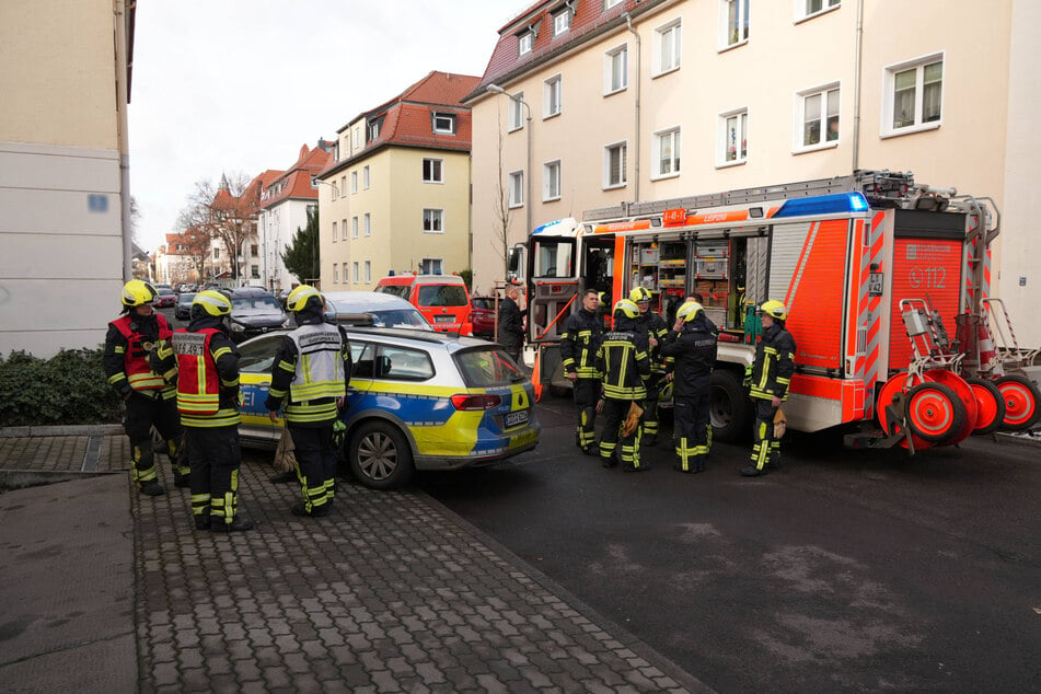 Polizei, Feuerwehr und Rettungswagen kamen am Freitagmittag zum Einsatz in den Leipziger Westen.