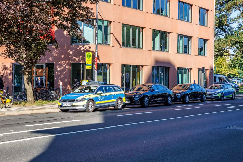 Rings um das SPD-Gebäude stehen Fahrzeuge der Polizei.