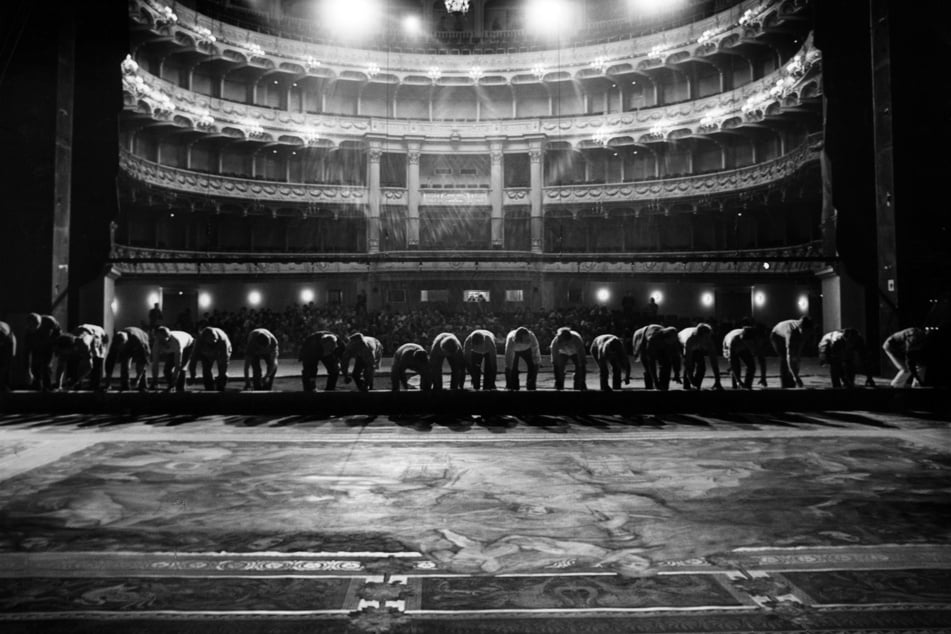 Nicht ganz ein Jahr vor der Wiedereröffnung: Am 2. Juni 1984 wird in der Semperoper der Schmuckvorhang ausgerollt.