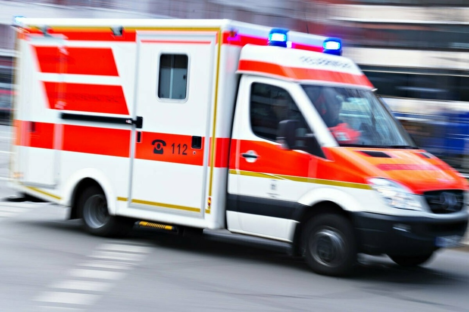 Ein Rettungsdienst brachte den schwer verwundeten Biker zur Behandlung in eine Klinik. (Symbolfoto)