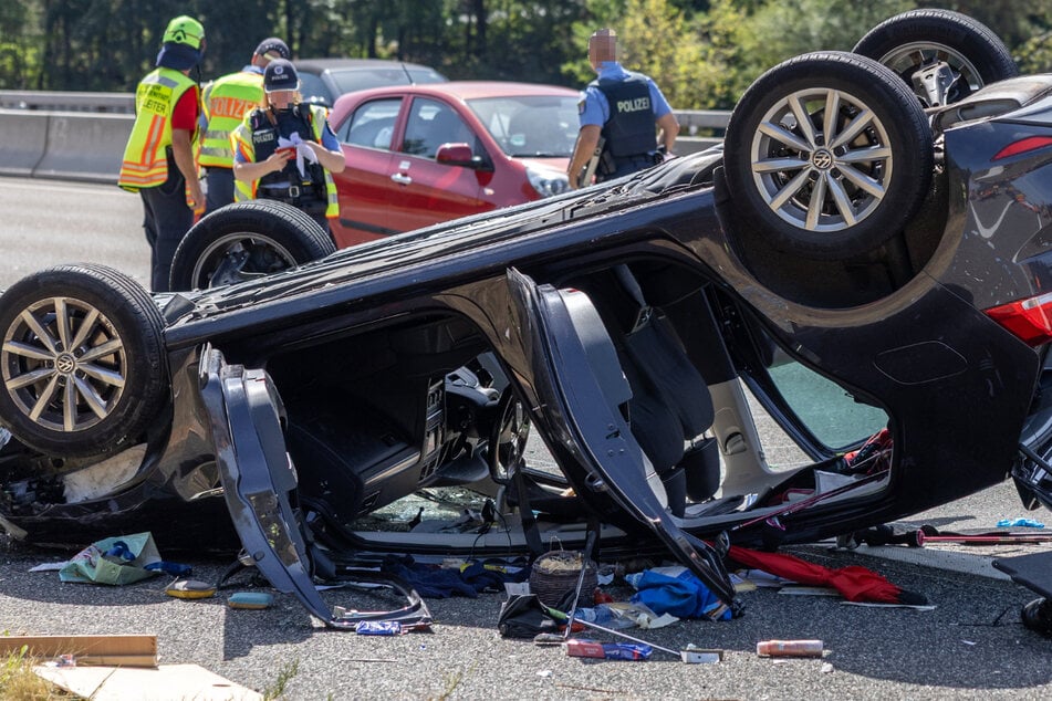 Unfall A3: VW Golf überschlägt sich: Fahrer muss reanimiert werden, A3 voll gesperrt