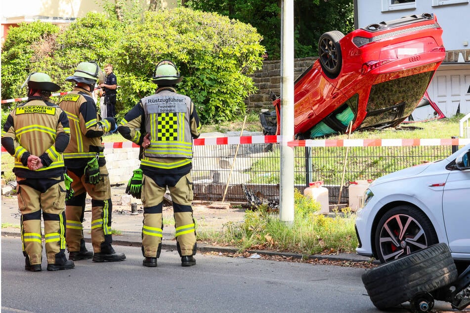 Der Audi raste gegen drei geparkte Autos und landete schließlich über Kopf in einem Vorgarten.