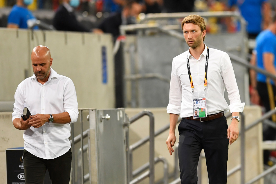 Bayer Leverkusen hat die Ansprüche von Trainer Peter Bosz (56, l) und Sportdirektor Simon Rolfes (38) zum Bundesliga-Start noch nicht erfüllen können.