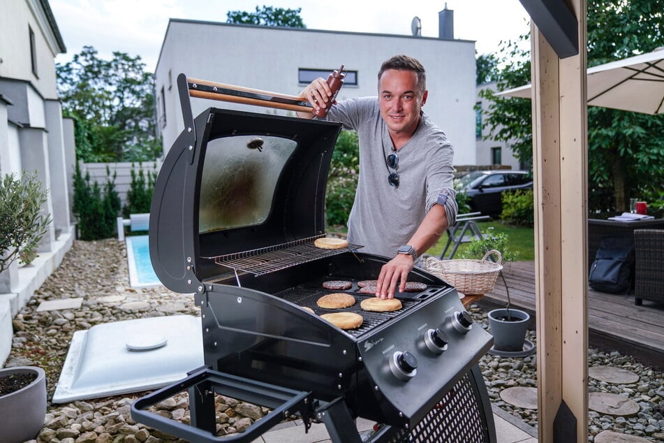 Robert Malorny (45) läutet das Wochenende gern mit einem Grillabend ein. Am liebsten brutzelt er dann saftige Patties für Burger.