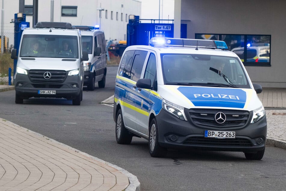 Mehrere Polizeikräfte brachten die Personen am Morgen zum Flughafen.