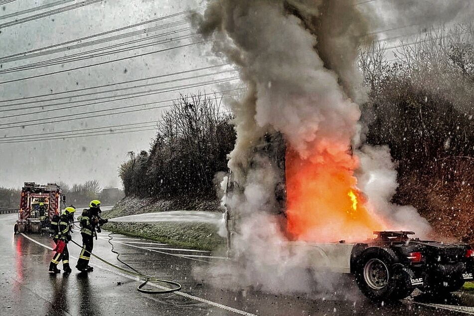 Plötzlich brennt Zugmaschine lichterloh: Lkw-Fahrer reagiert entschlossen