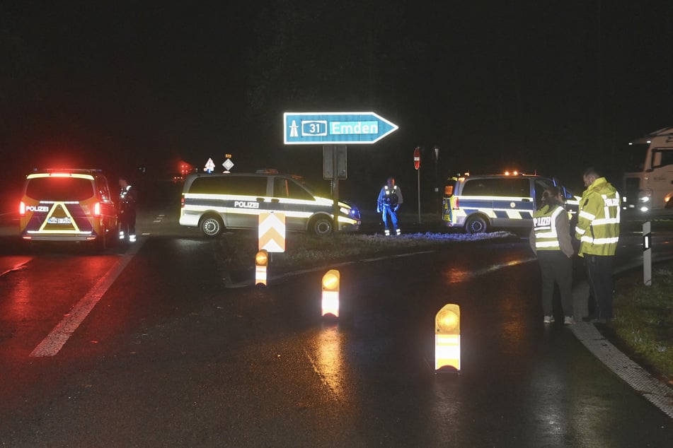 Die Polizei sperrte die Auffahrt zur A31 im Bereich der B58 in Höhe Schermbeck.