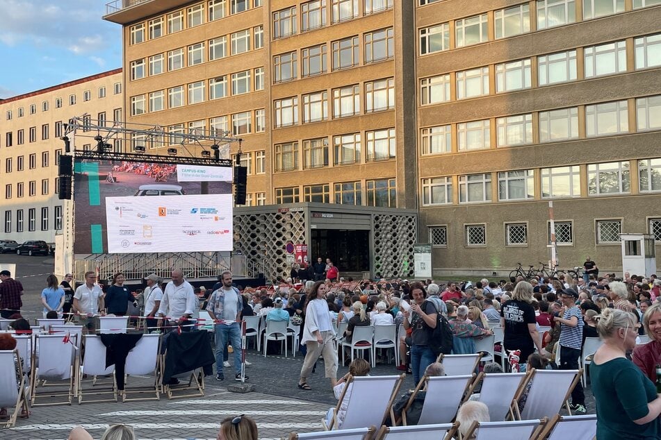 Bei sonnigem Wetter kamen am Montag viele Berliner zum Open-Air-Kino auf dem Gelände der ehemaligen Stasi-Zentrale in Lichtenberg.