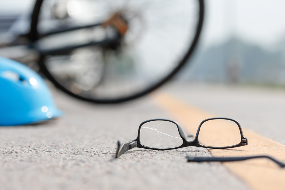 Ein 65-jähriger Radfahrer wurde bei dem Unfall leicht verletzt. (Symbolbild)