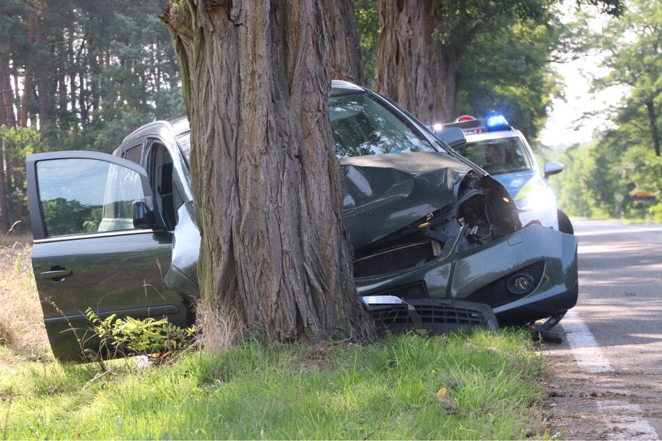 Die Front des Opels ist nach dem Unfall hinüber: Schaden wohl circa 5000 Euro!
