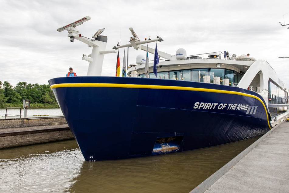 Schiff steckt in Main-Schleuse fest: Mehr als 200 Passagiere müssen an Bord übernachten