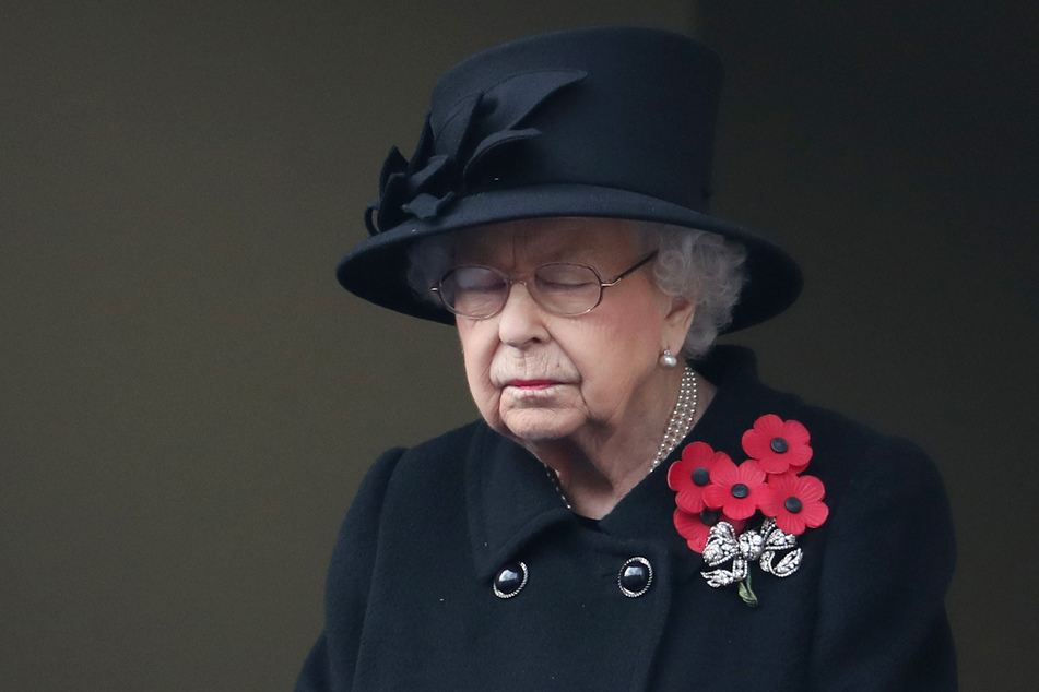 Die britische Königin Elizabeth II. nimmt am Gedenksonntag von einem nahen Balkon aus teil.