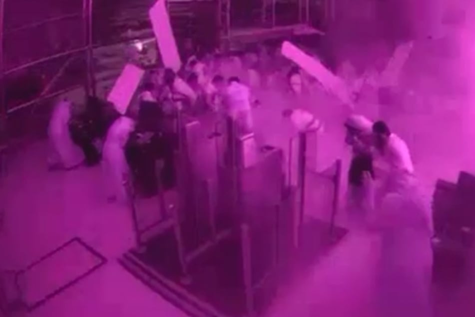 Aufnahmen einer Überwachungskamera sollen zeigen, wie Menschen im Flughafen King Chalid in Riad nach den Angriffen Schutz suchen.