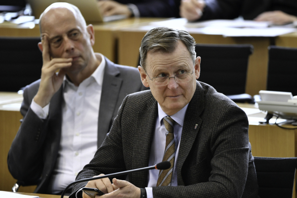 Bodo Ramelow (re., Die Linke), Ministerpräsident von Thüringen, und Wolfgang Tiefensee (li., SPD), Wirtschaftsminister von Thüringen, verfolgen die Debatte im Thüringer Landtag.