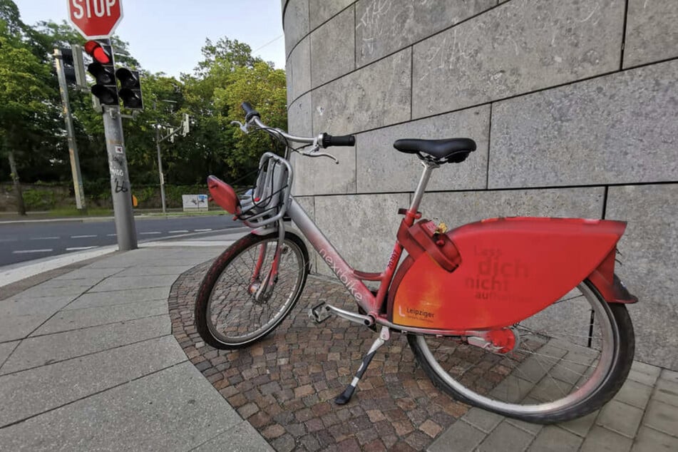 Auf der Prager Straße wurde Mitte Juni ein Nextbike mit roter Farbe besprüht.