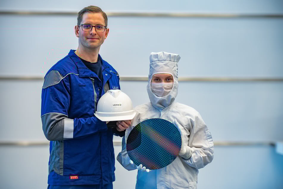 Kumpel Richard Masula (36, LEAG) war am Montag zu Besuch in Dresden, ließ sich von Industriekauffrau Henriette Fischer (21, GlobalFoundries) in Empfang nehmen.