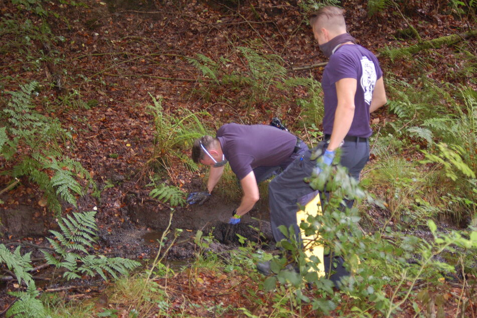 Die Feuerwehr Hattingen konnte den Hund aus dem Schlamm bergen.